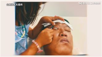 2寶爸最愛病人遊戲　不用動任他們玩