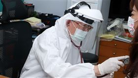 武漢肺炎,新冠肺炎,COVID19,醫護,醫院,醫生,醫師,醫療,看病,看診,防護裝,防護衣,篩檢（記者邱榮吉／攝影）