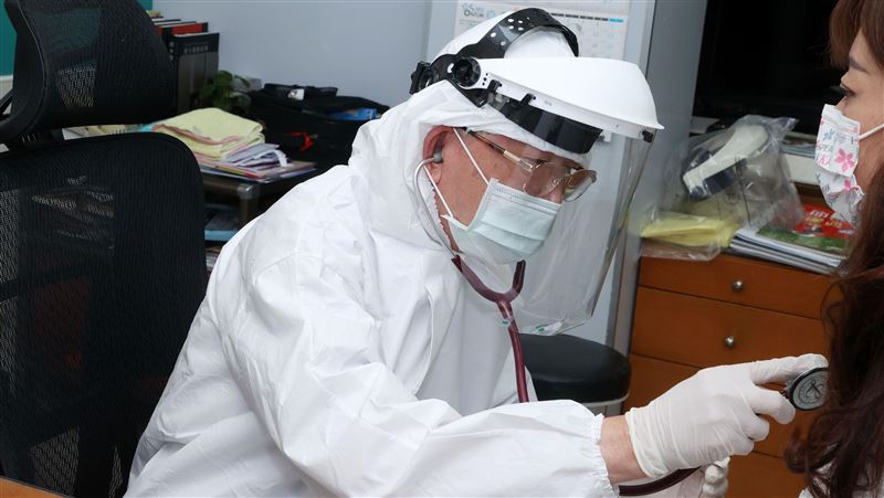 暖心！橘子集團捐15萬件防護衣口罩