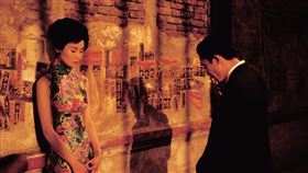 王家衛花樣年華4K修復版坎城首映（2）香港導演王家衛作品「花樣年華」4K修復版，5月20日將在「坎城經典」的修復單元全球首映，慶祝電影上映20週年，電影講述一個發生在60年代的香港愛情故事，由男女主角梁朝偉（右）、張曼玉（左）主演。（澤東影業提供）中央社記者鄭景雯傳真　109年2月21日