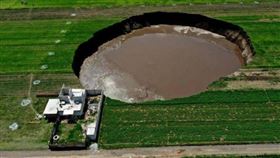 ▲墨西哥農田出現巨大天坑。（圖／翻攝自推特）