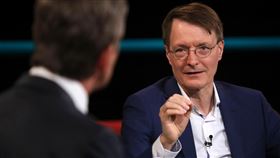 德國公衛專家勞德巴赫德國公衛專家勞德巴赫（Karl Lauterbach）在電視受訪時表示，這波疫情顯示台灣原本的防疫策略很難維持下去，加速接種才可能終結疫情。（ZDF與Cornelia Lehmann提供）中央社記者林育立柏林傳真  110年6月2日