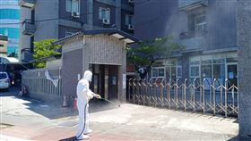 苗縣科技廠移工宿舍群聚感染　全面清消京元電子竹南廠移工宿舍爆發武漢肺炎群聚感染事件，2日新增12人確診，縣府環保局針對廠區、宿舍戶外周邊公共區域全面消毒，並責令業者就公司室內場域每2小時清消1次。（苗栗縣政府提供）中央社記者管瑞平傳真　110年6月2日