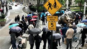 疫情趨緩  美國經濟可望強勁復甦隨著疫苗普遍施打，美國經濟逐漸走出疫情陰霾，加州大學洛杉磯分校（UCLA）經濟學者預估，二戰以來最佳的經濟成長即將到來。 圖為紐約華爾街的銅牛重現人氣。中央社記者林宏翰紐約攝  110年6月3日