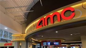 AMC擺脫經營困境  股價飆上歷史新高點美國2019冠狀病毒疾病疫情好轉，連鎖院線業者AMC擺脫經營困境，股價在散戶搶進下衝上歷史新高點。圖為新澤西州新港AMC戲院景象。中央社記者尹俊傑新澤西攝  110年6月3日