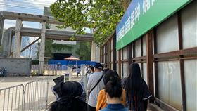 中國大陸零星本土疫情  刺激民眾接種疫苗意願中國大陸遼寧、安徽、廣東等地近期出現本土2019冠狀病毒疾病疫情，也刺激民眾接種疫苗意願。圖為北京一處疫苗接種點外排隊接種的民眾。（讀者提供）中央社記者繆宗翰北京傳真  110年5月27日