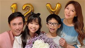 王祚軒和佩甄育有一子一女，夫妻倆感情甜蜜。（圖/翻攝臉書）