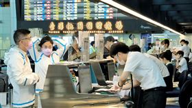 航空業者：同時段6航班　桃機午後旅客自然大增有媒體報導疑因疫情引發赴美潮，不過有航空業者私下指出，美國部分學校秋季將開學，部分商務活動也可能逐步恢復，這時返美正好可進行相關準備；桃機近期不是每天都有航班，旅客數會隨航班增減，2日因同時段有6架次班機起飛，旅客配合班次搭機，才會讓下午時段出境旅客數大增。中央社記者吳睿騏桃園機場攝  110年6月2日