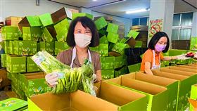 方便民眾在家防疫　嘉義蔬果箱熱銷3千箱嘉義縣農業處臉書設立「嘉義縣農漁畜產新鮮直販專區」，方便民眾在宅防疫，並推出不同菜色的蔬果箱，受到消費者熱烈支持，5月28日推出一星期已賣超過3000組，業者忙著出貨。（嘉義縣中埔鄉農會提供）中央社記者蔡智明傳真  110年6月3日