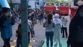 京元電子今起進行7300人大規模篩檢，有網友爆料「10幾台遊覽車載著外籍勞工來篩檢，全部擠成一團排排站篩完繼續上班」（圖／翻攝自我是頭份人社團）