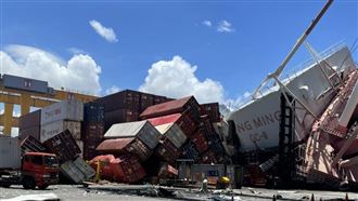 高雄港貨輪撞垮天車　船長偏航釀禍