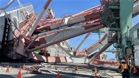 賠償恐破億！「東方德班」驚天一撞　起重機倒塌眾人奔逃（圖／航港局提供）