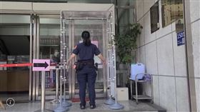▲民間團體捐贈「消毒滅菌門」給文山一分局。（圖／翻攝畫面）