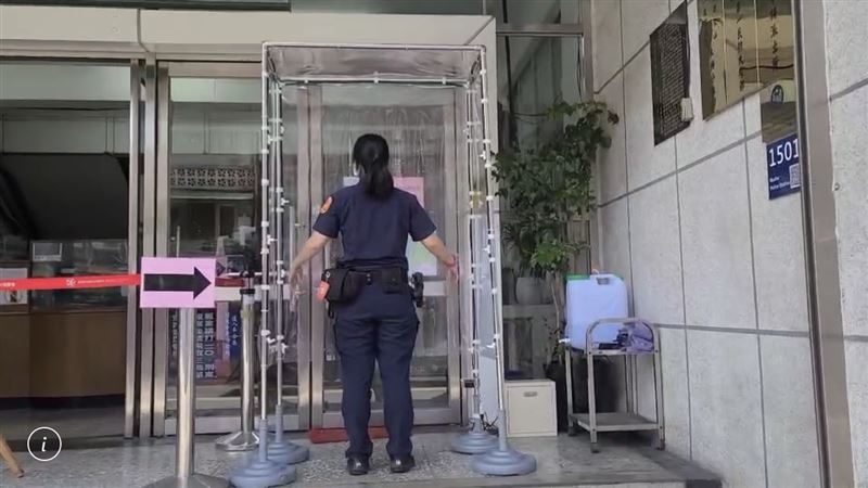 疫情又上升！民間出動「消毒門」護警