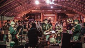 ▲2020年台中市府流行音樂補助案「狗吠火車巡演計畫」，於梧棲富美宮舉辦、結合辦桌文化的「搖滾辦桌x狗吠火車」演出。（圖／狗吠火車樂團提供）