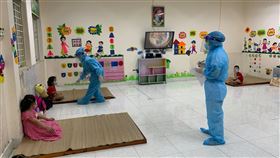 越南兒童獨自隔離檢疫越南北江市黎利幼兒園一名兒童確診後，導致同班的24 名5歲兒童在幼兒園就地隔離。（越南北江市黎利幼兒園校長謝香離提供）中央社記者陳家倫河內傳真  110年6月3日