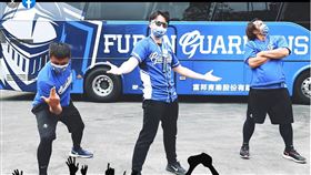 富邦悍將錄製防疫操影片，總教練洪一中經過監看。（圖／富邦悍將提供）