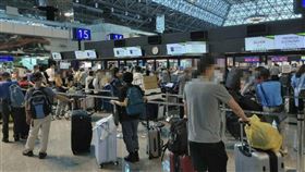 飛國外打疫苗？桃園機場爆「大量人潮」網酸：台灣有難就跑（圖／翻攝自Ptt）