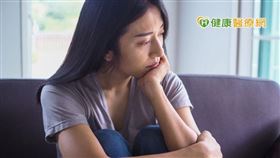 女性到了50多歲會進入更年期，由於雌激素分泌逐漸減少，會出現熱潮紅、盜汗、陰道乾澀萎縮、失眠、心情低落等症狀，甚至骨質也會快速流失，導致骨質疏鬆。