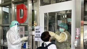 金門機場工作人員引導旅客接受快篩（2）中央流行疫情指揮中心核定松山、台中、嘉義、台南、高雄等5處機場設置篩檢站，2日正式啟用。金門航空站也持續有工作人員引導來金旅客接受快篩。（金門縣政府提供）中央社  110年6月2日