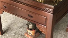 ▲神桌下的茶壺。（圖／記者黃唯碩攝影）