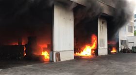 高雄岡山螺絲大廠榮發企業公司廠房發生火警。（圖／翻攝畫面）