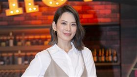 ▲Melody發行新書《現在的妳，在哪裡？》，首次跟大家分享新書的點點滴滴，主持人沈玉琳同時送上賀禮祝福新書大賣。（圖／記者楊澍攝影）