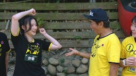 吳宗憲（右）和舒華玩猜拳。（圖/好看娛樂提供）