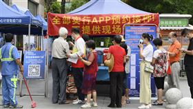 廣東疫情傳播力強  加速民眾接種疫苗行動廣東COVID-19疫情再起，強化了民眾接種疫苗意願。專家表示，此輪疫情和印度變異病毒株及英國變異病毒株有關，傳播力更強、更快。圖為29日，廣州市民在社區衛生服務中心諮詢疫苗預約流程。（中新社提供）中央社  110年5月30日