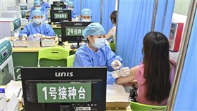 廣東疫情擴大  官方讓重點人員優先接種疫苗中國廣東省廣州市的本土COVID-19疫情持續蔓延，官方暫停一般民眾接種疫苗，讓醫護等重點人員優先施打。圖為5月30日廣州市海珠區的廣一電子商務產業園，官方安排為重點人員接種疫苗。（中新社提供）中央社  110年6月1日