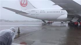 冒雨赴機場送疫苗！謝長廷鞠躬道謝臉書：故鄉的人啊，望大家平安(圖/翻攝自謝長廷臉書)