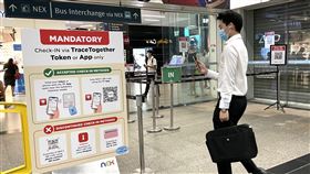 新加坡研發App  強化接觸者追蹤新加坡研發「合力追蹤」App，民眾須先掃描QR碼才能進入商場，藉以強化接觸者追蹤。攝於110年5月28日。中央社記者侯姿瑩新加坡攝  110年6月4日