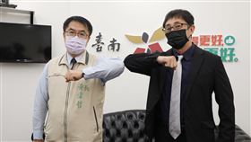 黃偉哲向台南市日本人協會致謝台南市長黃偉哲（左）4日上午在永華市政中心與台南市日本人協會理事長野崎孝男（右）見面，表達對日方提供台灣疫苗的謝意。（台南市政府提供）中央社記者楊思瑞台南傳真　110年6月4日