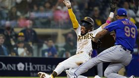 ▲小塔提斯（Fernando Tatis Jr.）趁暴投衝本壘得分。（圖／美聯社／達志影像）