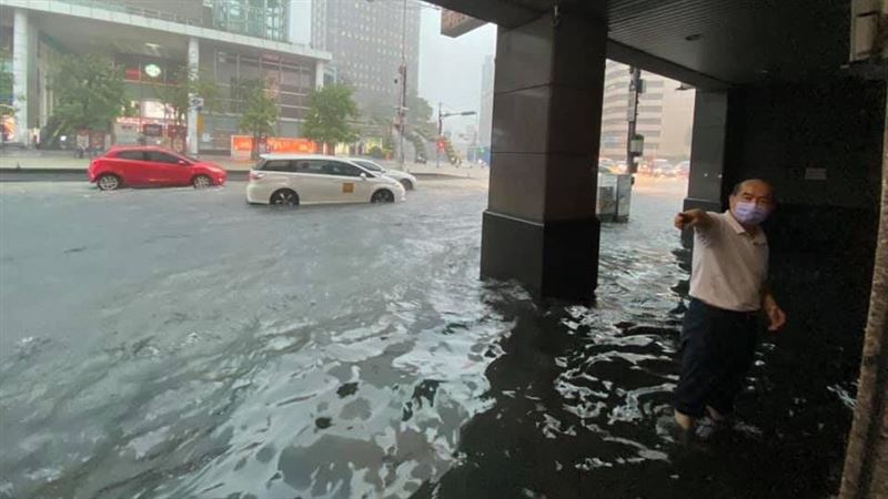 信義商圈嚴重積水　轉運站前水淹及膝
