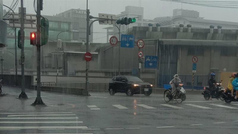 樹林暴雨地下道封閉　網友：剛洗好車