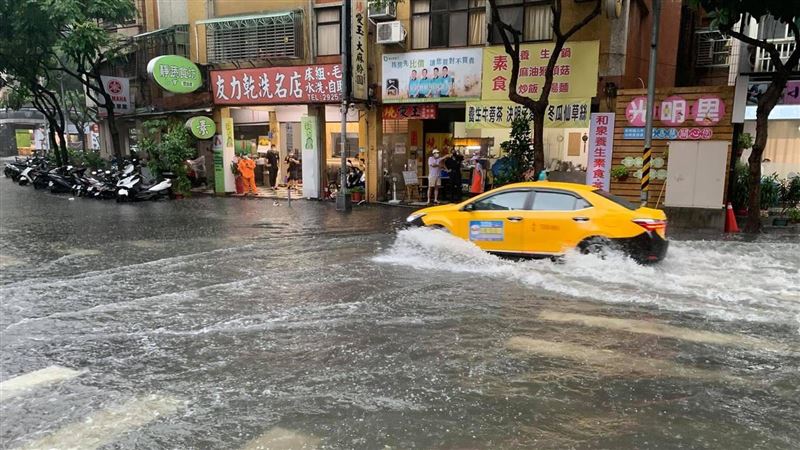 永和水淹半顆輪胎　計程車濺大片水花