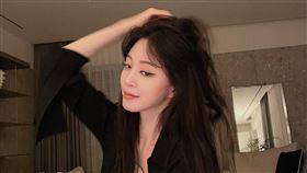 韓藝瑟/小10歲男友被爆是牛郎、專騙已婚貴婦錢。IG