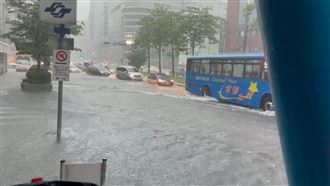 暴雨狂灌！北捷忠孝敦化站前變漂漂河