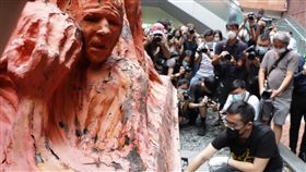 港大學生會洗刷國殤之柱悼念六四香港大學學生會4日舉辦洗刷「國殤之柱」活動，悼念北京「六四事件」死難者。中央社記者張謙香港攝　110年6月4日