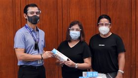 杜特蒂點名屬意繼任者 馬尼拉市長入列馬尼拉市長莫雷諾（左）是2022年菲律賓總統大選熱門人選之一。圖為莫雷諾2020年9月17日在馬尼拉市政府接受物資捐贈。中央社記者陳妍君馬尼拉攝　110年6月4日