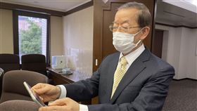 爭取日供台疫苗　謝長廷期盼台灣民眾平安駐日代表謝長廷從手機直播日本贈台灣的疫苗抵達桃園機場影音，感到很安心。他用台語說：「故鄉的人，望你平安。」中央社記者楊明珠東京攝　110年6月4日