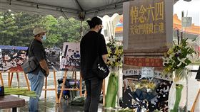 六四32週年　在台緬甸華人雨中悼念華人民主書院等民間團體4日在台北市自由廣場設置六四事件32週年的「悼念亭」，以供民眾獻花悼念。圖為正在獻花致意的在台緬甸華人杜姓（左）及陳姓男子。中央社記者賴言曦攝　110年6月4日