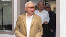 曹興誠接受廣播專訪  談兩岸情勢聯電榮譽董事長曹興誠（前）11日上午接受廣播節目專訪，對兩岸情勢等議題發表看法。中央社記者謝佳璋攝  108年1月11日