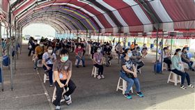 京元電子快篩第2天  員工保持安全社交距離京元電子全體員工快篩作業3日漏夜採檢至晚間11時，共篩檢1915人，過程遭質疑宛如園遊會，廠方4日指出，已改進缺失，安排座位區，讓員工保持安全社交距離。（京元電子提供）中央社記者管瑞平傳真  110年6月4日