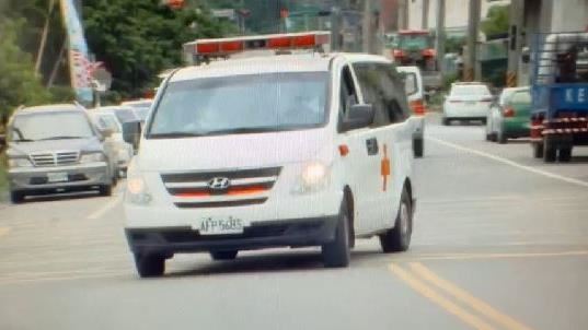 新／超豐篩4千人　2救護車駛離廠區
