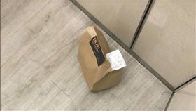 「那我自己坐電梯上來囉」！。（圖／翻攝自Dcard）