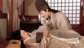 諸葛亮娶醜女黃月英為妻。（圖／翻攝自微博）