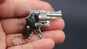 ▲被告家屬提供的案件中「槍枝」圖片。（圖／翻攝自微信）