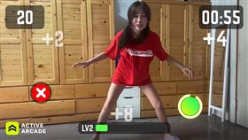 和味全龍小龍女挑戰防疫小遊戲。（圖／味全龍提供）